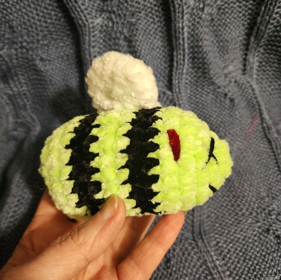 Crocheted Zom-Bee - Picture 5 of 5